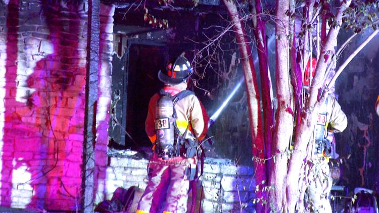One person dies, another person and a dog rescued from Blakeley Drive house fire — KENS 5 (San Antonio), Beaumont Health news